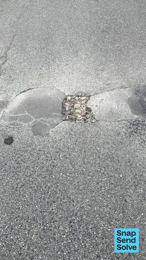 Pothole, a report photo