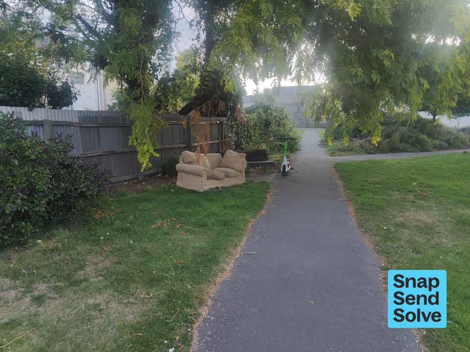 The photograph attached to this dumped rubbish report