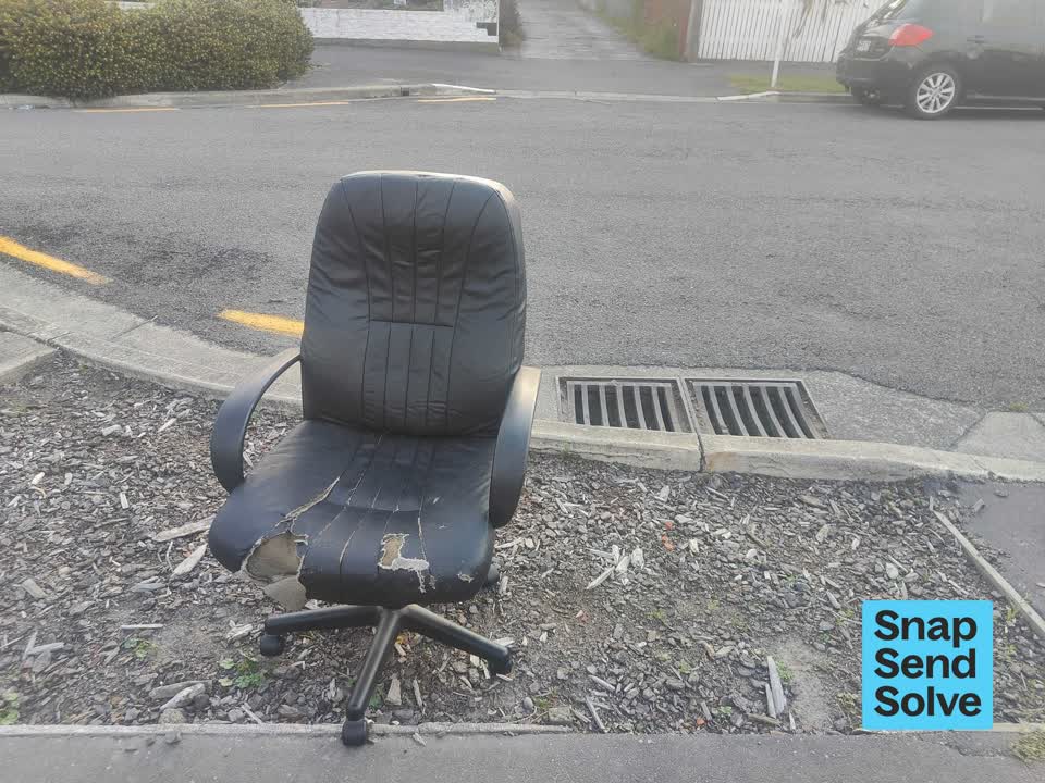 The photograph attached to this dumped rubbish report