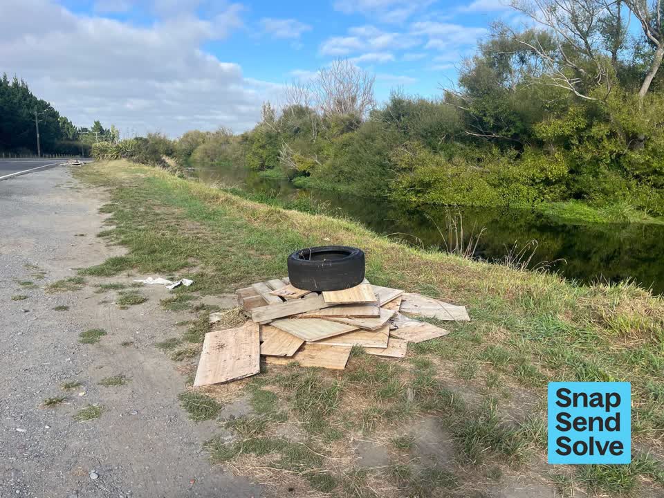 The photograph attached to this dumped rubbish report