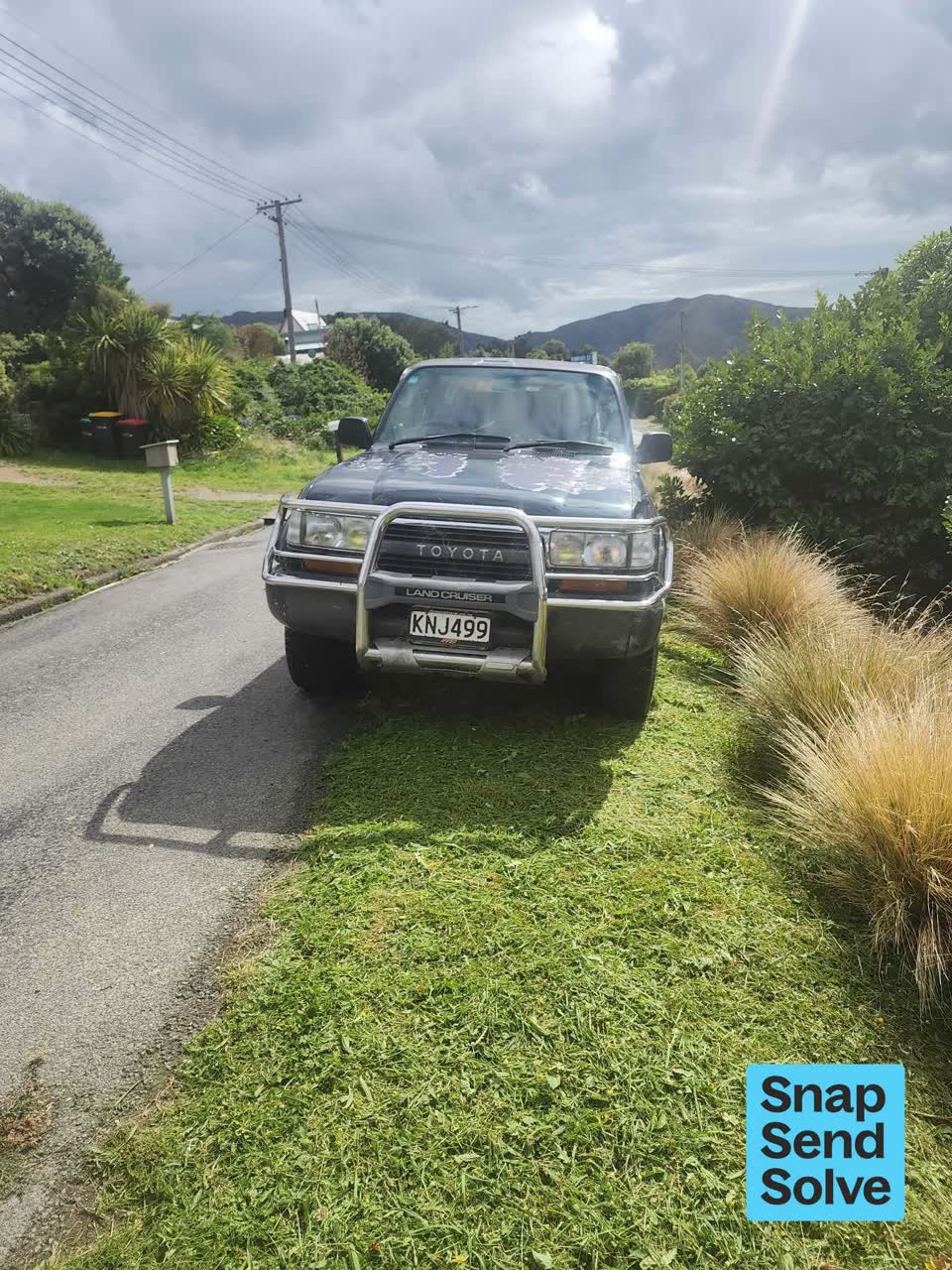 The photograph attached to this hazard, vehicle report