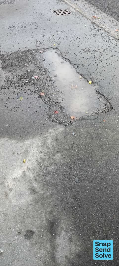 Pothole, a report photo