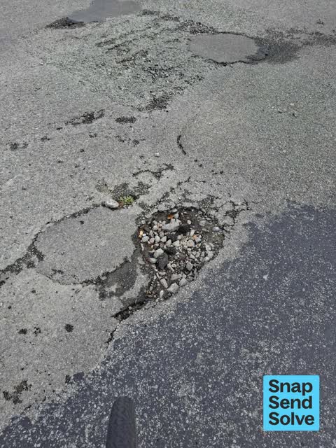 Pothole, a report photo