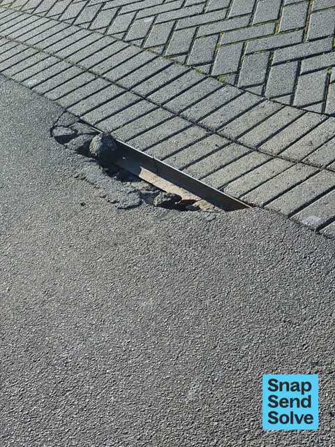 Pothole, a report photo