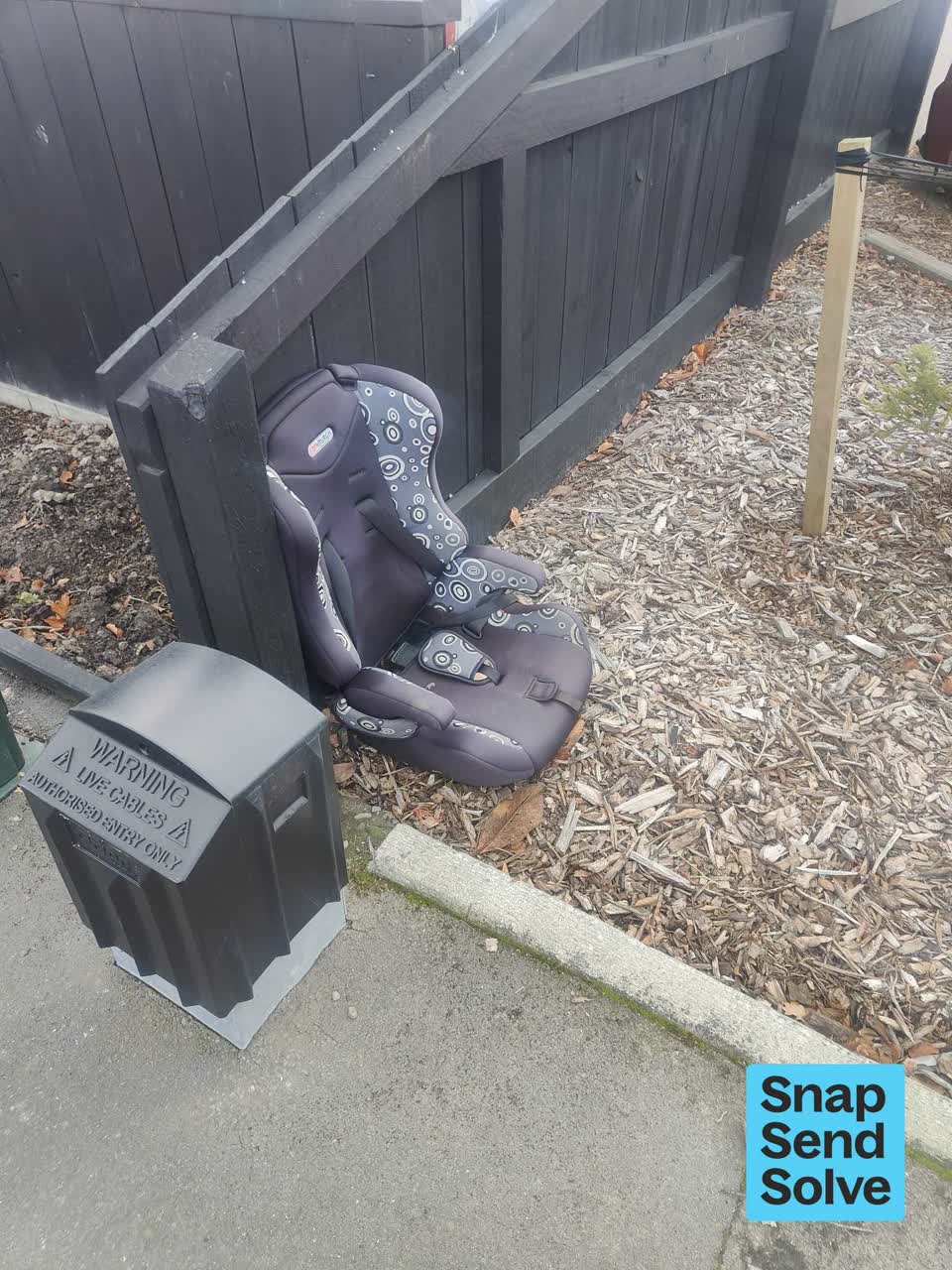 The photograph attached to this dumped rubbish report