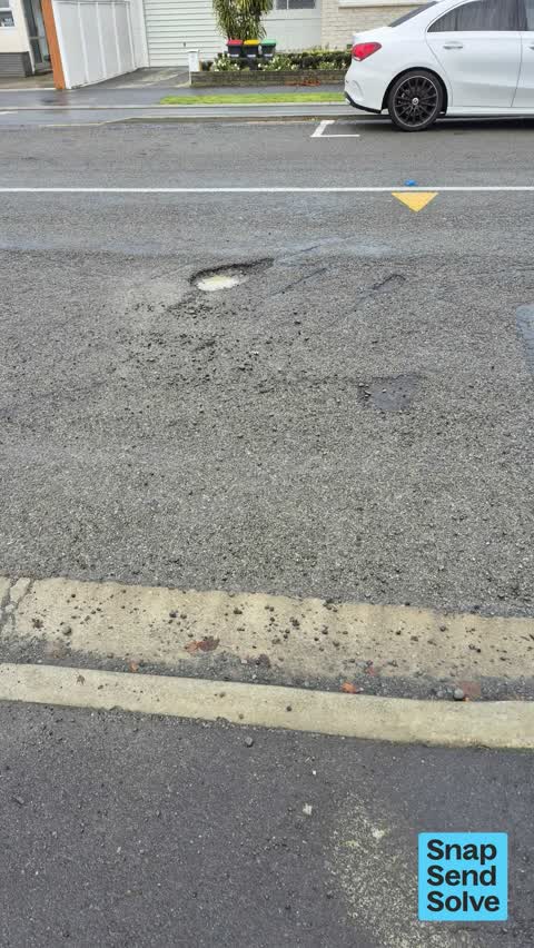 Pothole, a report photo