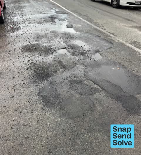 Pothole, a report photo