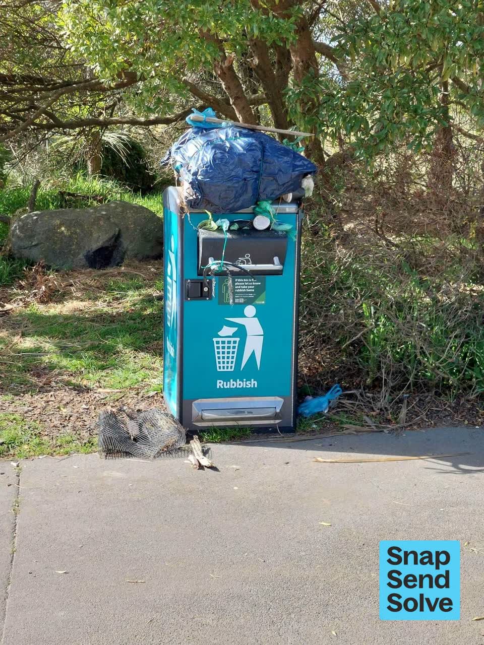 The photograph attached to this litter report