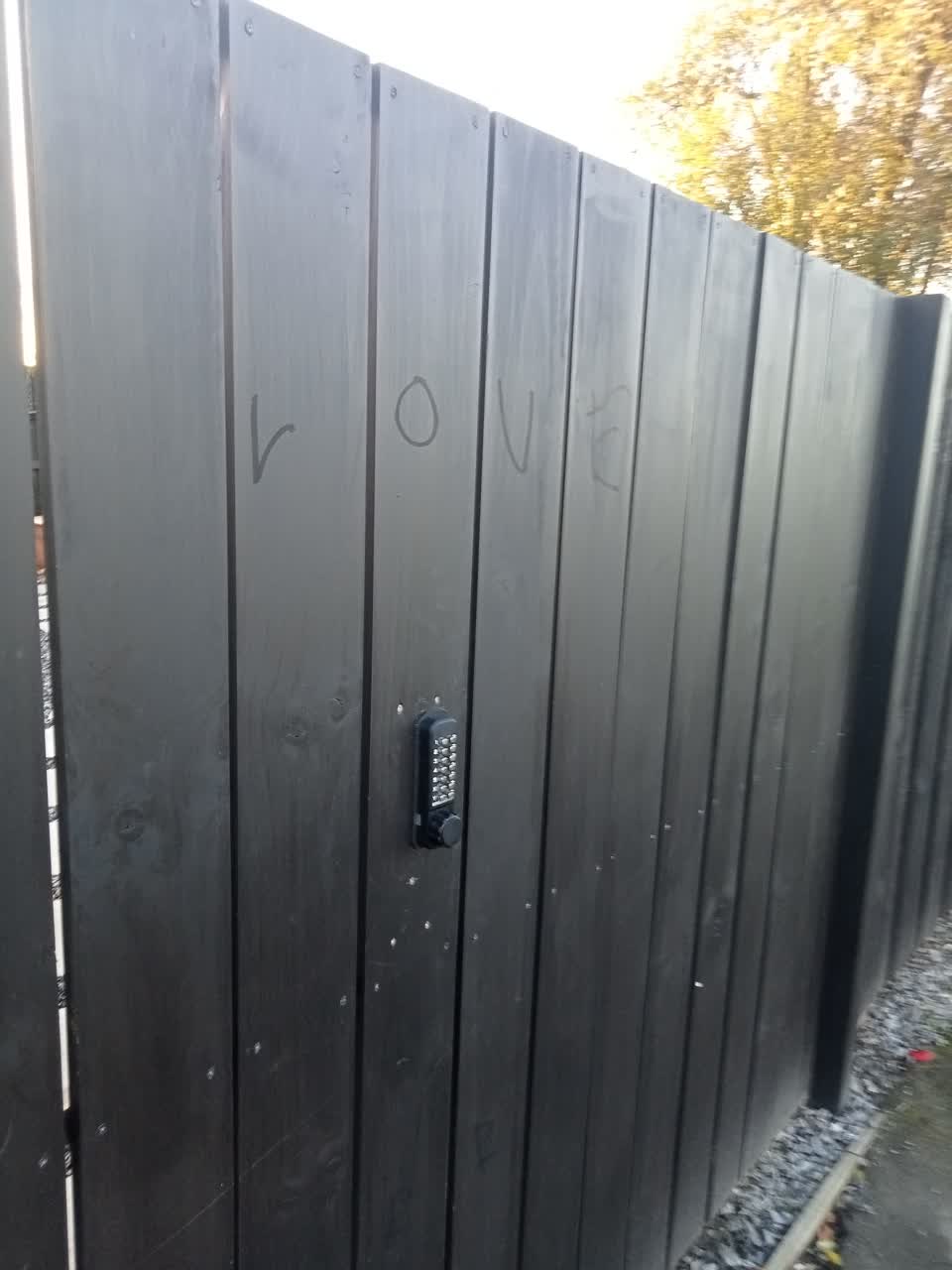 The photograph attached to this graffiti on a fence, building or structure report