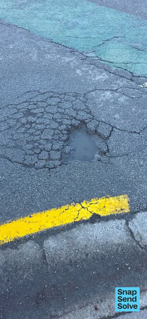Pothole, a report photo
