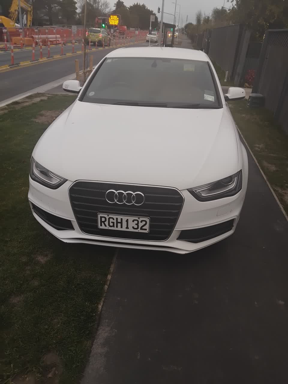 The photograph attached to this hazard, vehicle report