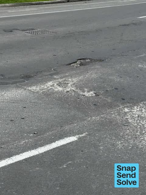 Pothole, a report photo