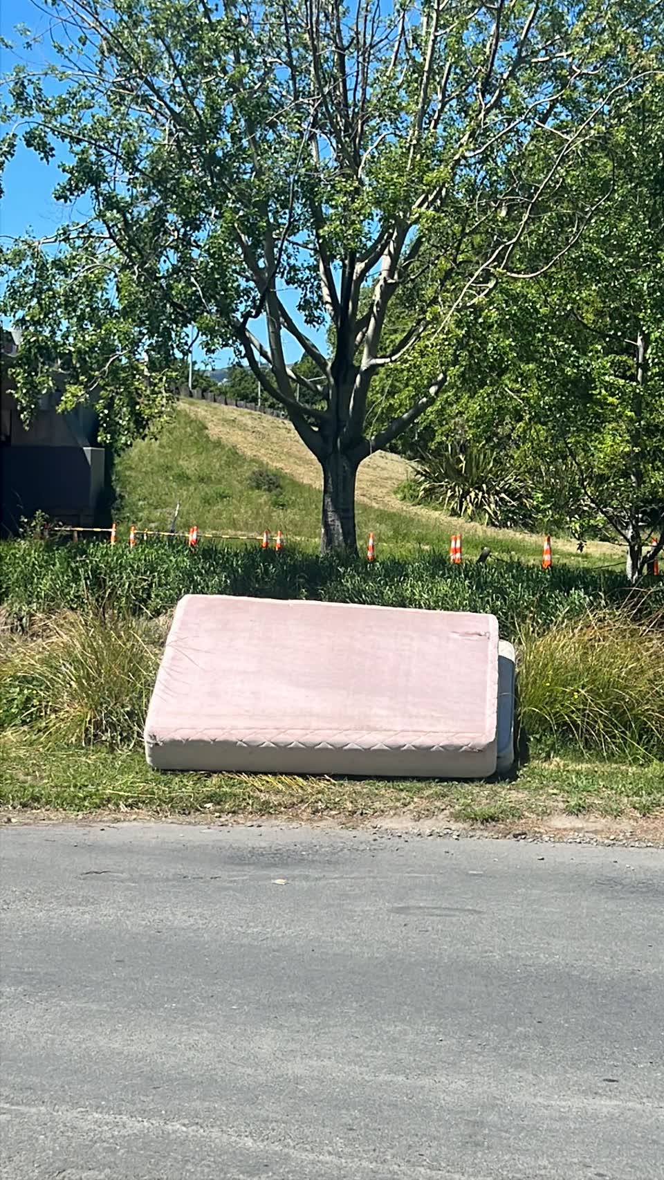 The photograph attached to this dumped rubbish report