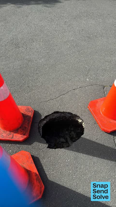Pothole, a report photo