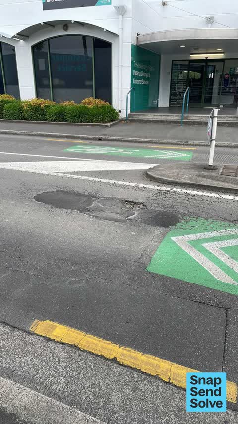 Pothole, a report photo