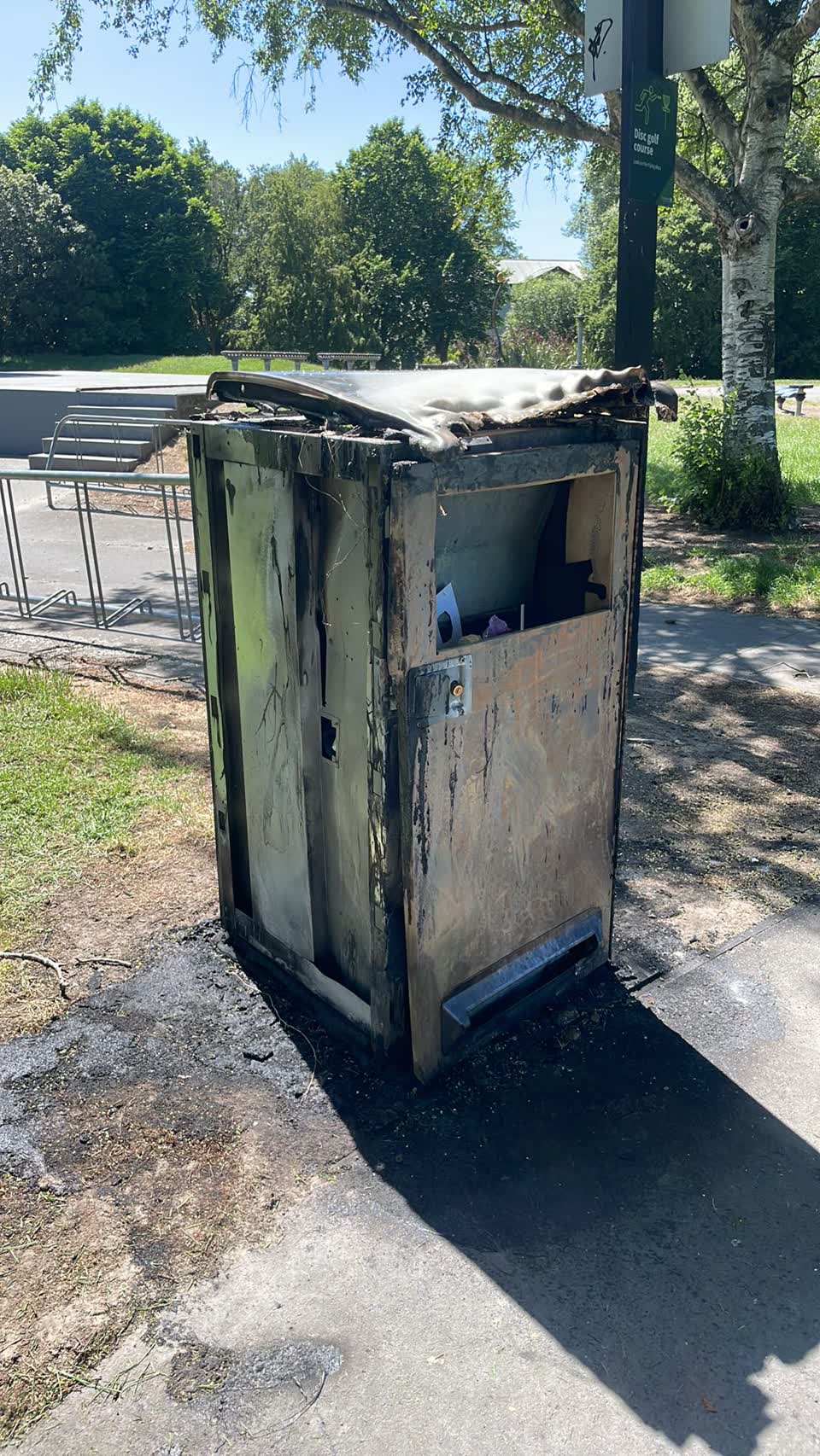 The photograph attached to this rubbish and bins - general report