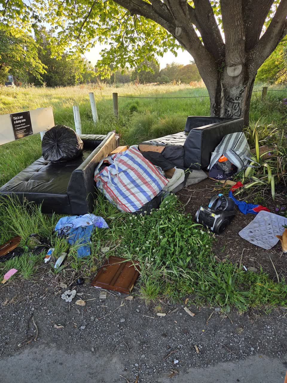 The photograph attached to this dumped rubbish report