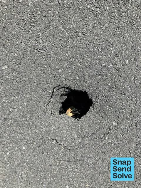 Pothole, a report photo