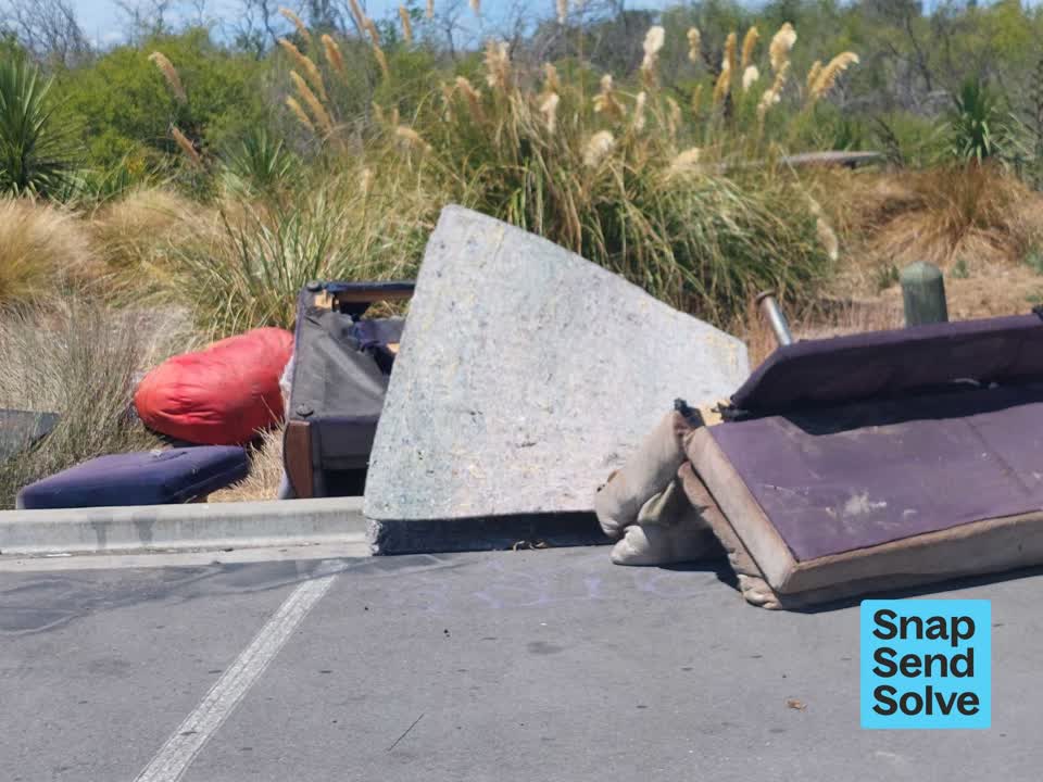 The photograph attached to this dumped rubbish report