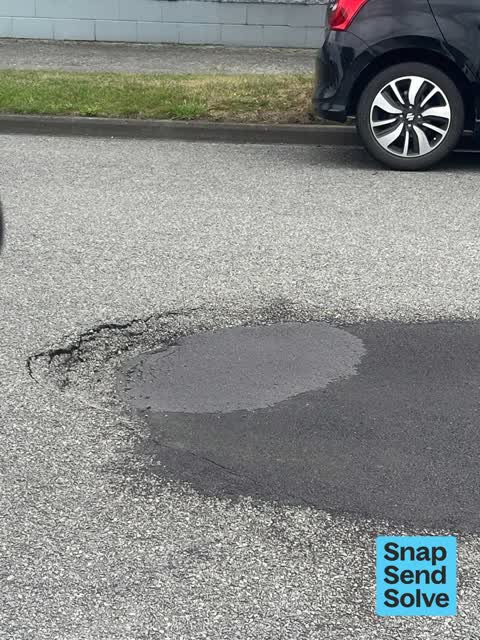 Pothole, a report photo