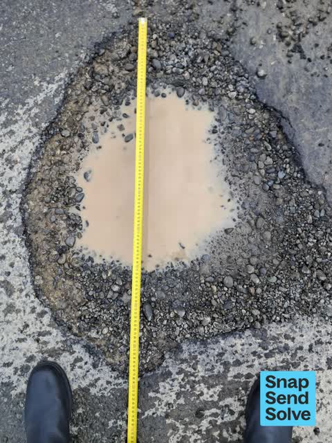Pothole, a report photo