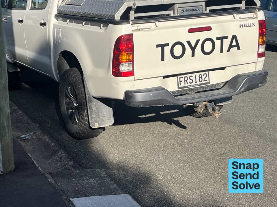 The photograph attached to this hazard, vehicle report