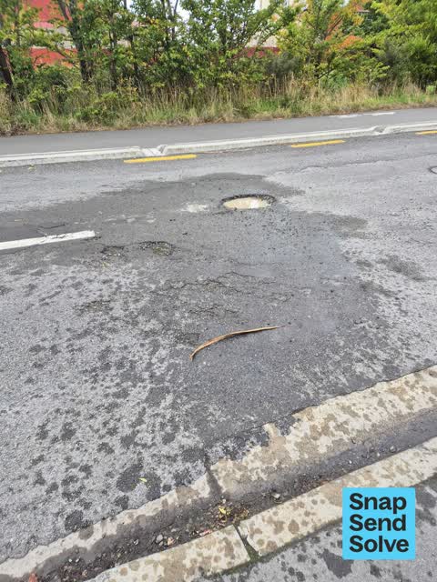 Pothole, a report photo
