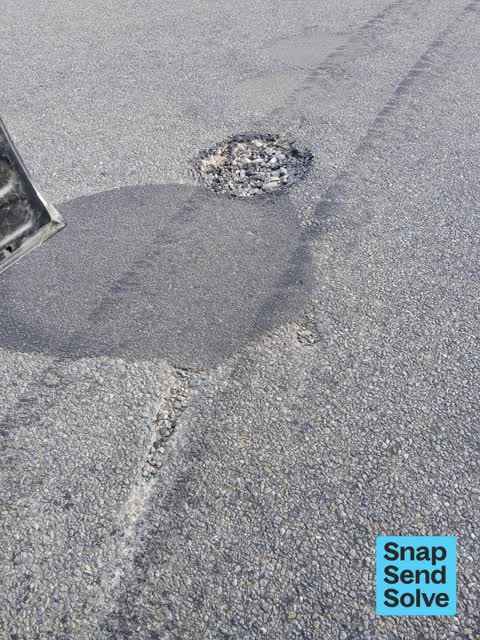 Pothole, a report photo
