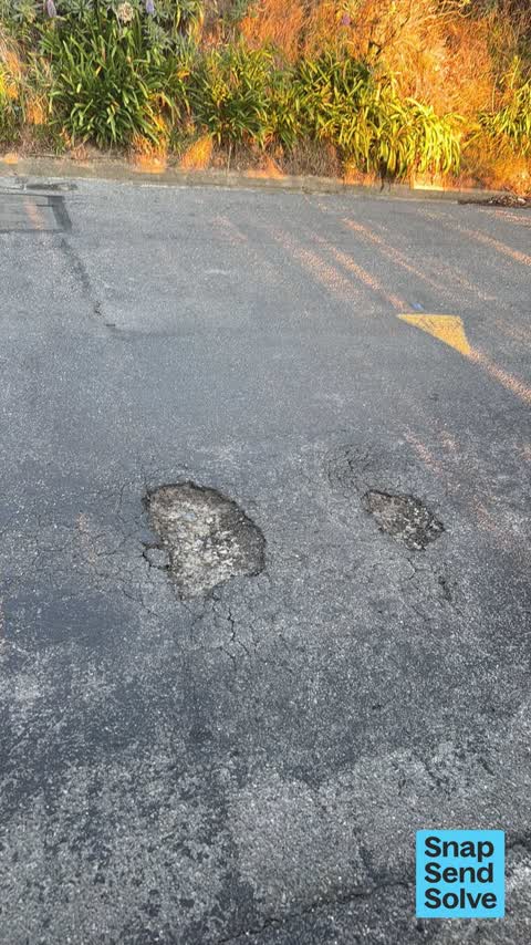 Pothole, a report photo