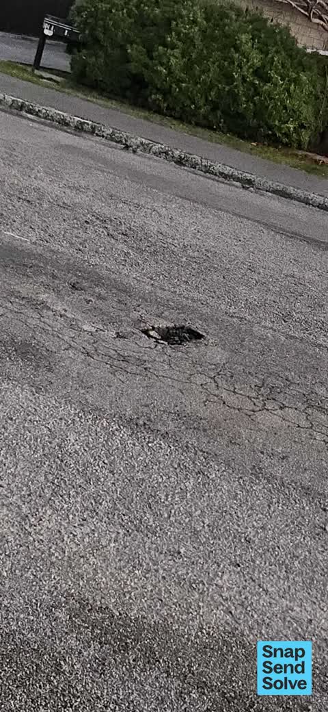 Pothole, a report photo