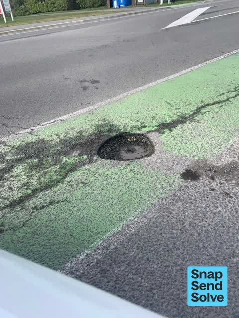 Pothole, a report photo