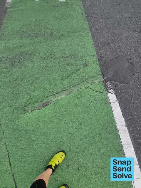 Pothole, a report photo