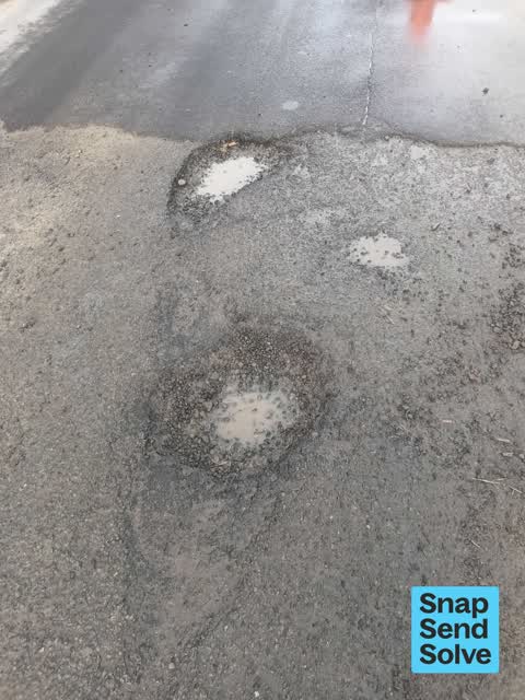 Pothole, a report photo
