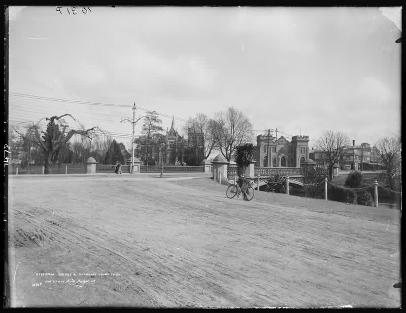 Victoria Bridge and Supreme Court, Christchurch, 1905