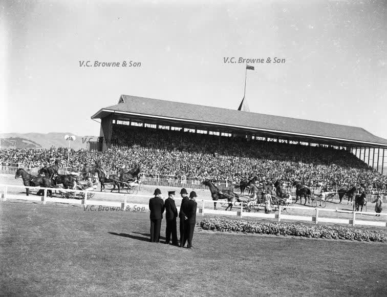 Addington races - Royal Visit (PB1315/2), 1954