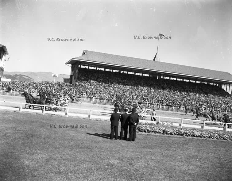 Addington races - Royal Visit (PB1315/1), 1954