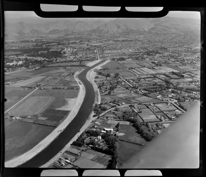 An aerial view of the construction of New Brighton Road and Avonside Drive, Christchurch, 1950