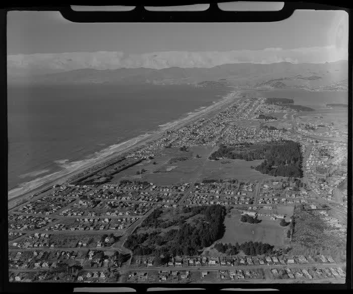 Coastal view of New Brighton, Christchurch City, Canterbury Region, including Rawhiti Domain, [Muicipal Golf Links?], Avon River, and Avon Heathcote Estuary, 1951