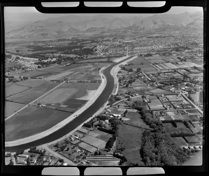 An aerial view of the construction of New Brighton Road and Avonside Drive, Christchurch, 1950