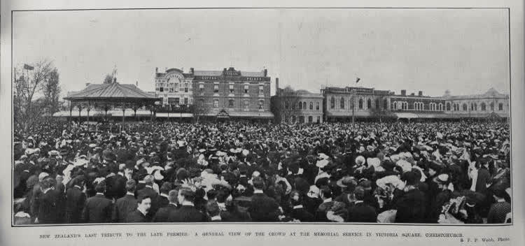 NEW ZEALAND'S LAST TRIBUTE TO THE LATE PREMIER: A GENERAL VIEW OF THE CROWD AT THE MEMORIAL SERVICE IN VICTORIA SQUARE, CHRISTCHURCH, 1906