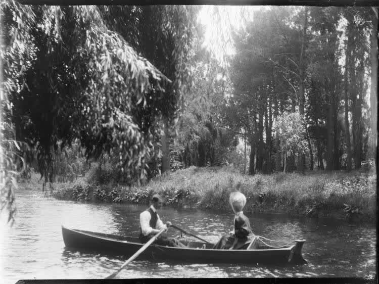 Mr and Mrs Vaughan rowing on the Avon River, 1906, 1900