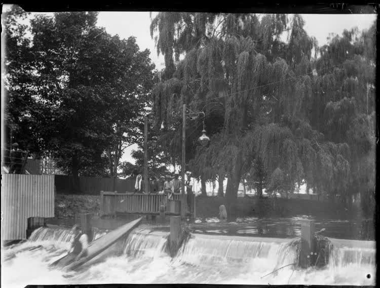 Canoeing on the Avon River, Christchurch, 1906, 1900
