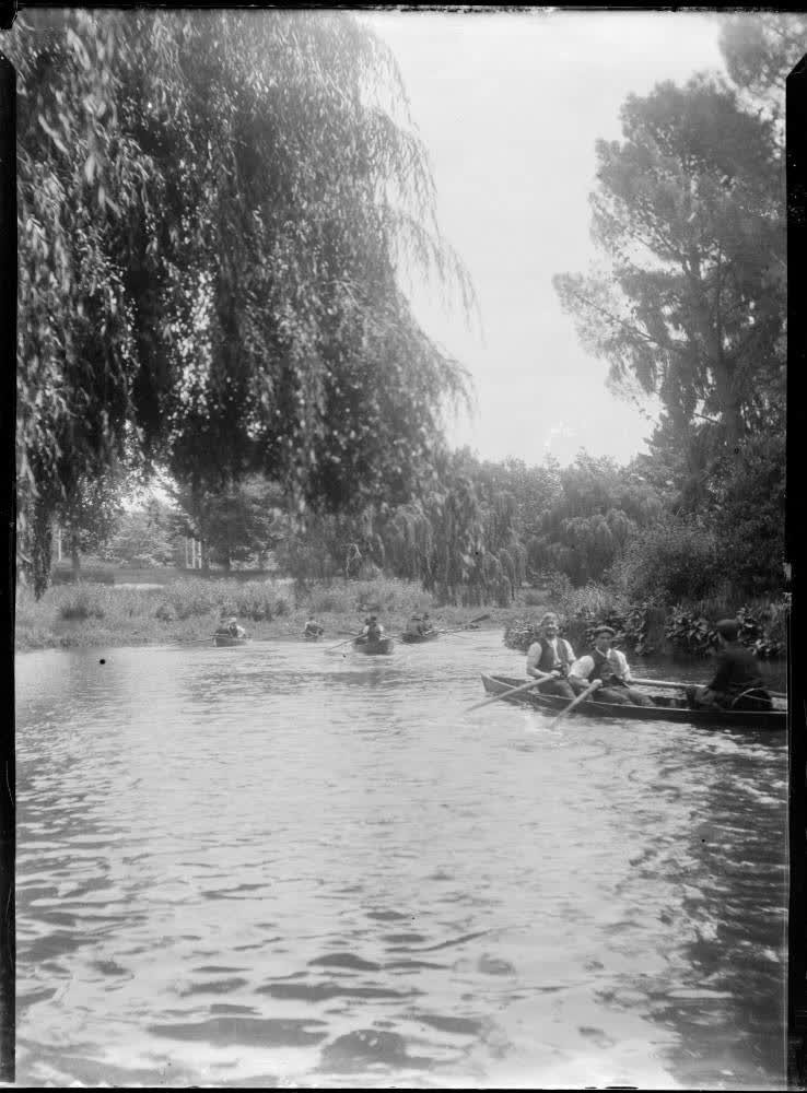 Rowing on the Avon River, Christchurch, 1906, 1900