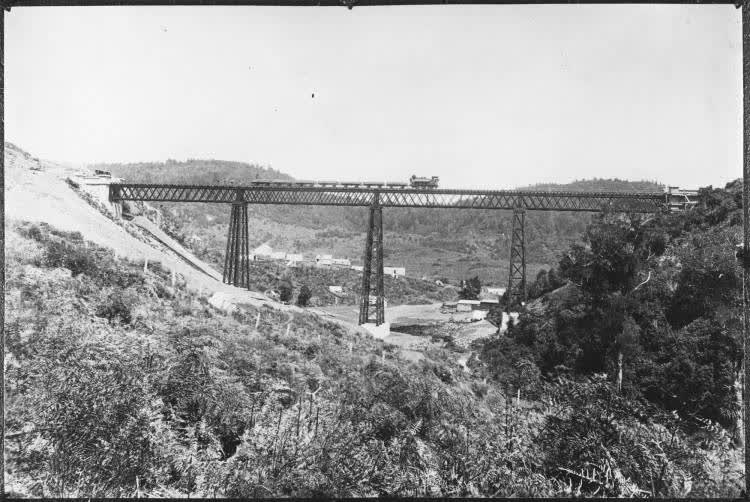 Train crossing the Waiteti Viaduct, 1880