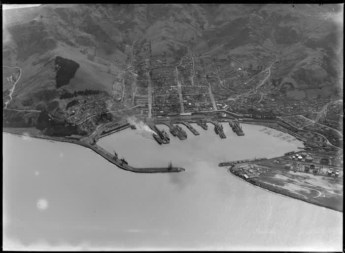 Lyttelton township and wharf area, Christchurch, Canterbury, 1946