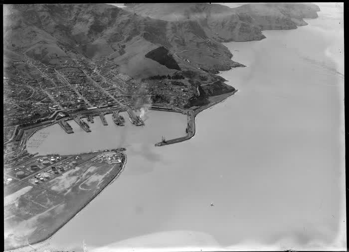 Lyttelton township and wharf area, Christchurch, Canterbury, 1946