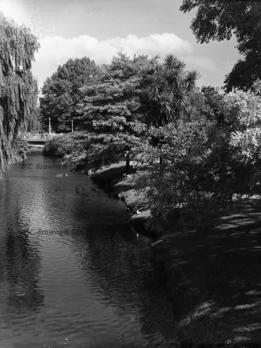 Looking up Otakaro-Avon River from Worcester St... (PB1901/5), 1939