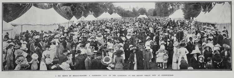 A big crowd of holiday-makers, 1913