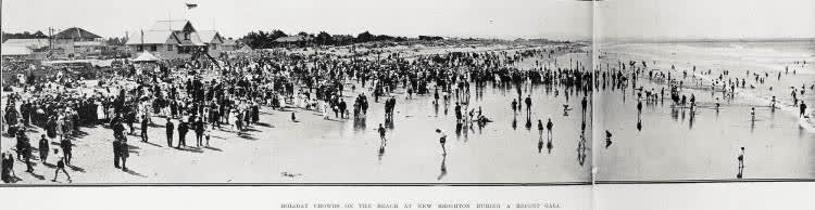 Holiday crowds on the beach at New Brighton, Christchurch, during a recent gala, 1923