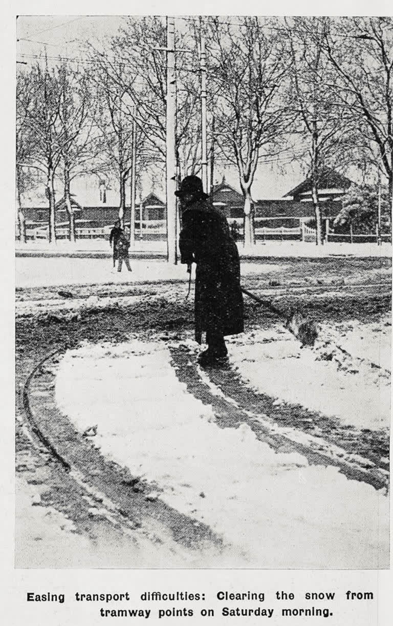 Easing transport difficulties: clearing the snow from tramway points on Saturday morning, 1936
